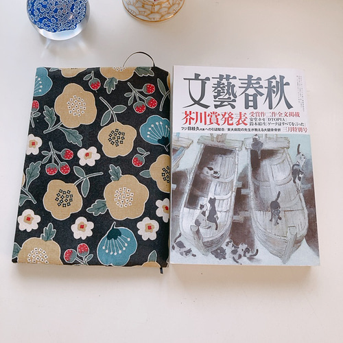 A5判サイズ】黒系 可愛い苺とお花柄ブックカバー 文芸誌カバー ブック