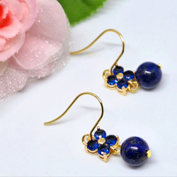 ラピスラズリと花チャームの誕生石ピアス】天然石ピアス＊サージカル