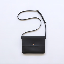 美品 ロエベ ショルダーバッグ　サコッシュ　フラップ　レザー　ブラック LOEWE - ロエベ ショルダーバッグ ブラック サコッシュの通販 by
