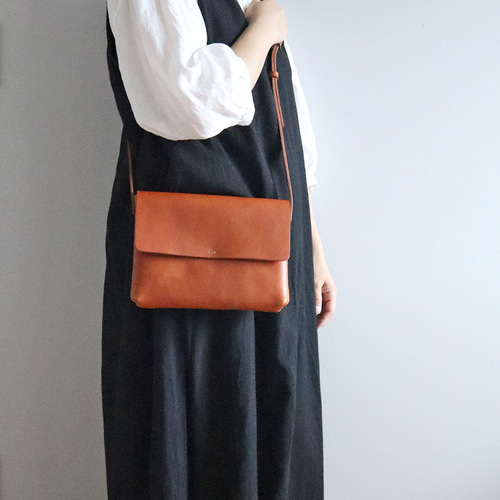 Creemaさんで購入した本革サコッシュです。大人可愛い♡ 本革サコッシュ(赤) ポケット付き サコッシュ Z-chan(じいちゃん