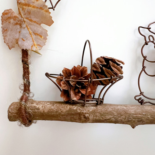 ぷっくりシマリスの収穫の秋オーナメント タペストリー・壁掛け CHIKA