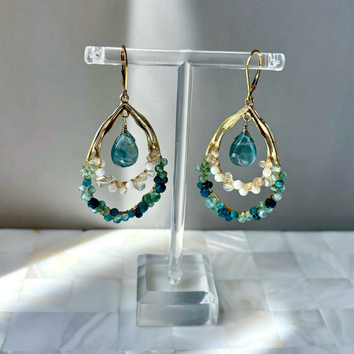 14kgf フローライトの蝶と天然石のピアス