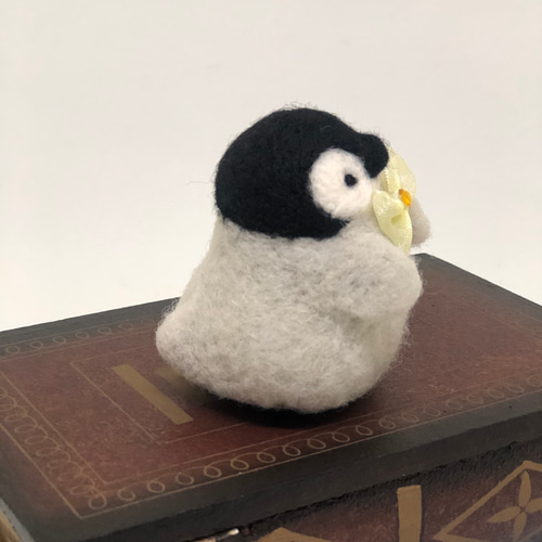 ◇皇帝ペンギン 仔ども 黄色リボン 【羊毛フェルト】 羊毛フェルト