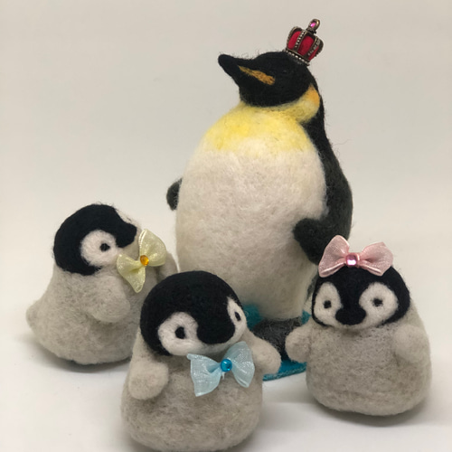 ◇皇帝ペンギン 仔ども 黄色リボン 【羊毛フェルト】 羊毛フェルト