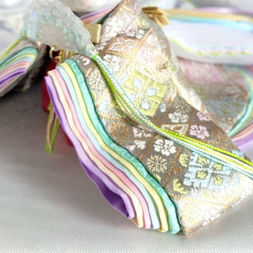 769 小さなお着物〈お姫様〉十二単【西陣織】練色地に金花襷花菱文様藤