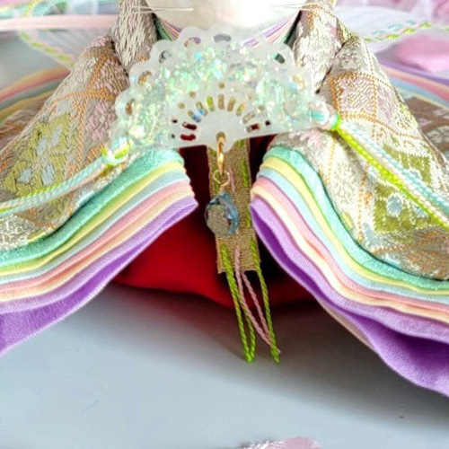 769 小さなお着物〈お姫様〉十二単【西陣織】練色地に金花襷花菱文様藤