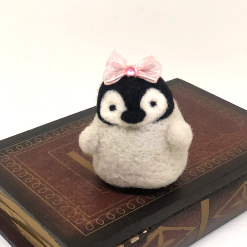 ◇皇帝ペンギン 仔ども ピンク色リボン 【羊毛フェルト】 羊毛