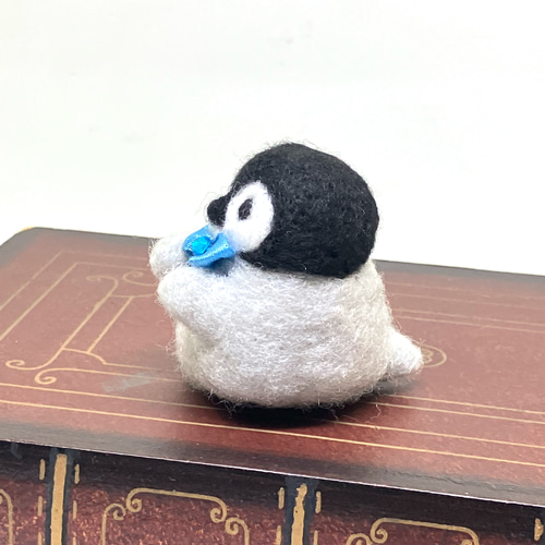 ◇再販 皇帝ペンギン 仔ども 水色リボン 【羊毛フェルト】/ 羊毛