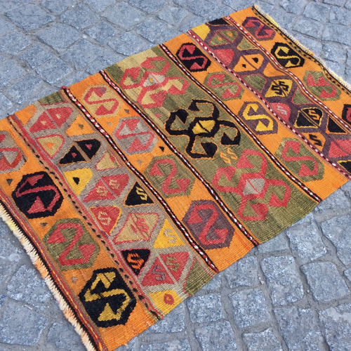 オールドキリム　手織りラグとラクダ飾りのセット オールドキリム 手織りラグとラクダ飾りのセット ラグ・カーペット・マット