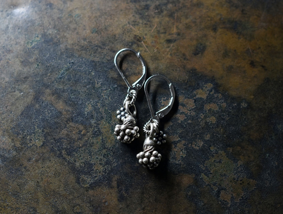 蕾カレンシルバーと小さなお花インドシルバーのピアス ピアス（フック 