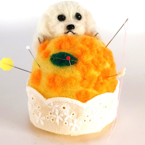 羊毛フェルト マルチーズと金木犀のピンクッション 羊毛フェルト