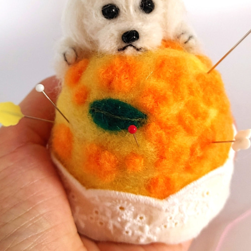 羊毛フェルト マルチーズと金木犀のピンクッション 羊毛フェルト