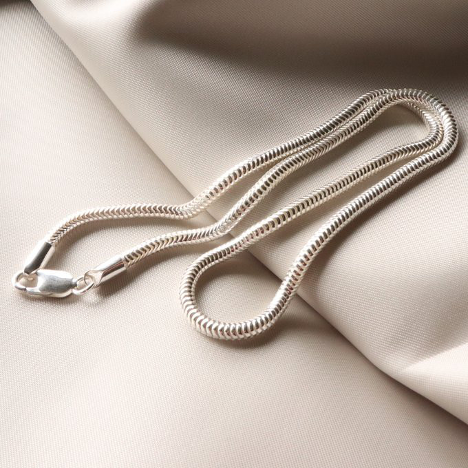 ペアにもなるボリュームスネークネックレス