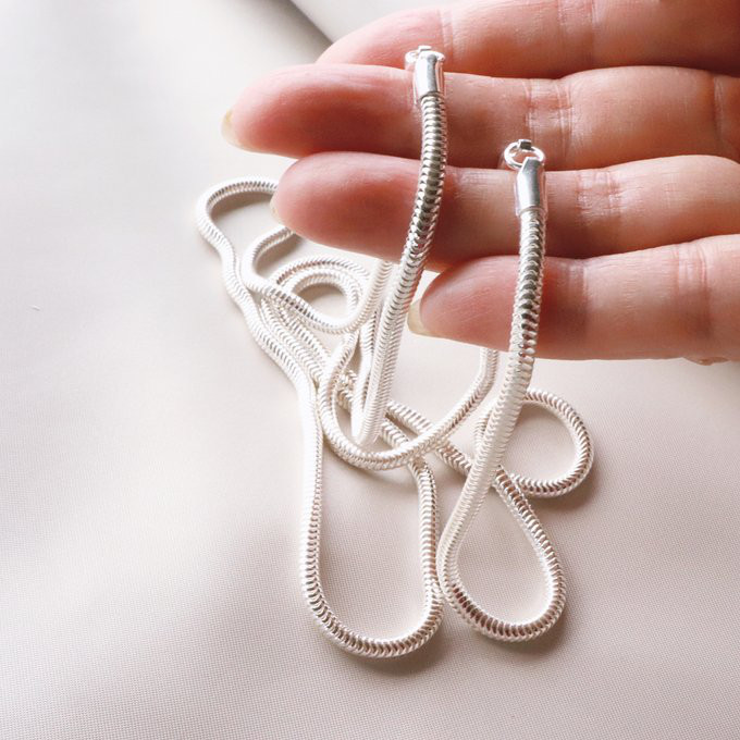 ペアにもなるボリュームスネークネックレス