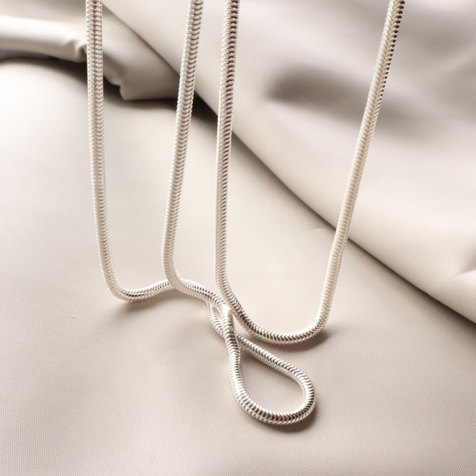 ペアにもなるボリュームスネークネックレス