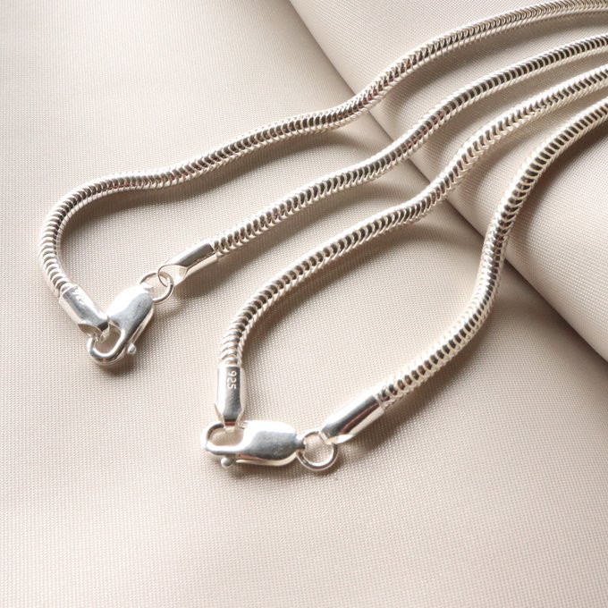 ペアにもなるボリュームスネークネックレス