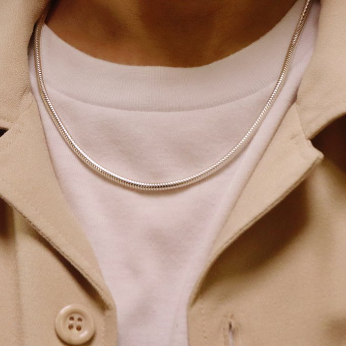 ペアにもなるボリュームスネークネックレス