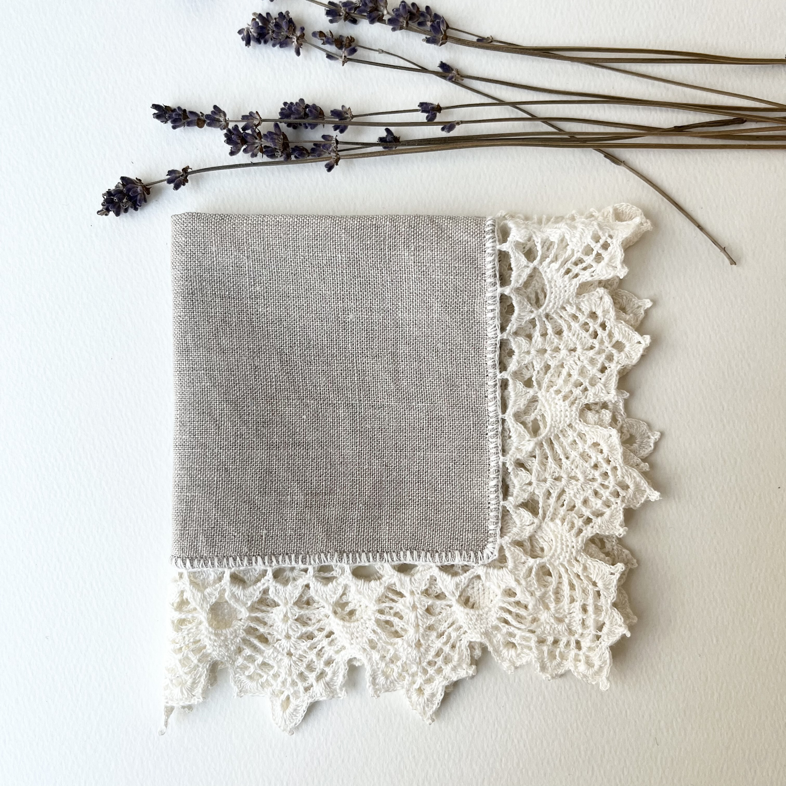 イニシャル刺繡サービス＊手編みレースのリネンハンカチ＊百合×生成×ow＊SS size＊大人の極上ハンカチ