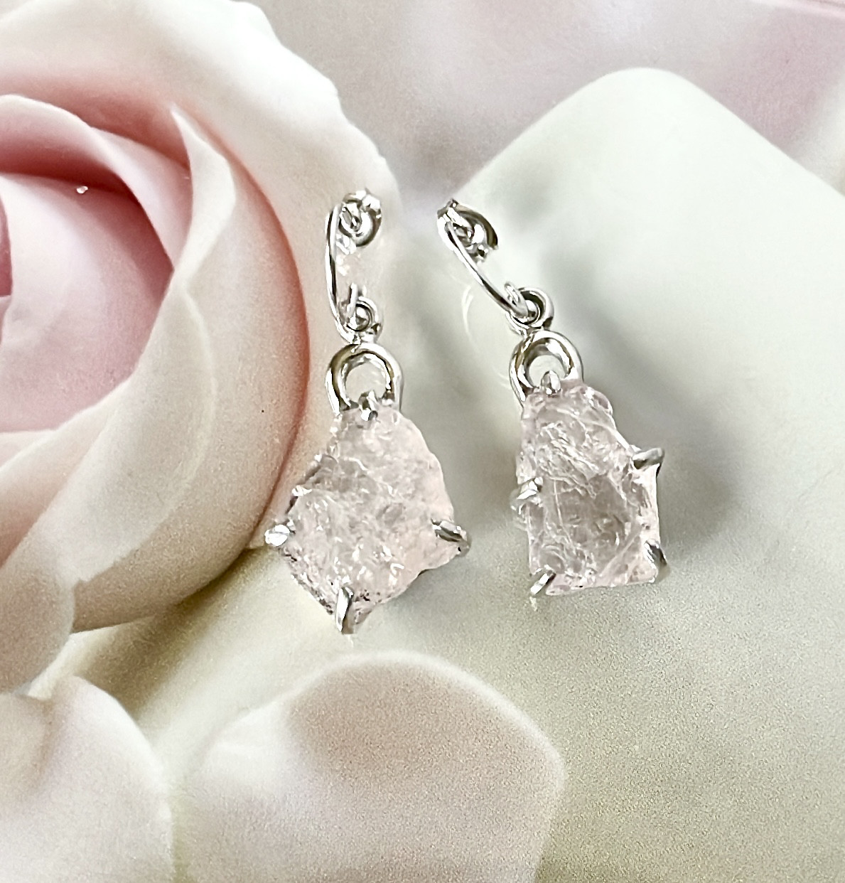 モルガナイト原石のフックピアス