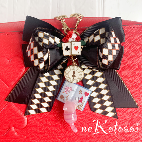 モノトーンダイヤのリボンチャーム 薔薇 ゴールド 絵本 不思議の国の