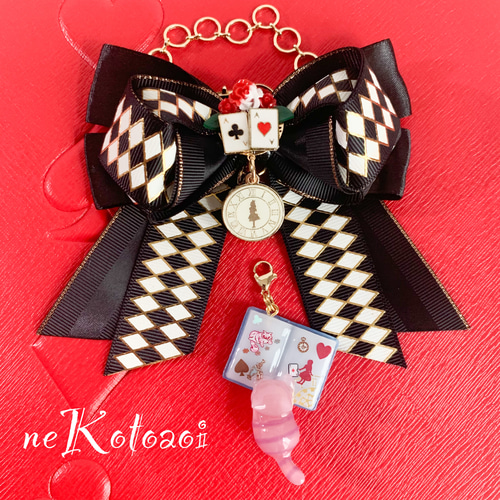 モノトーンダイヤのリボンチャーム 薔薇 ゴールド 絵本 不思議の国の