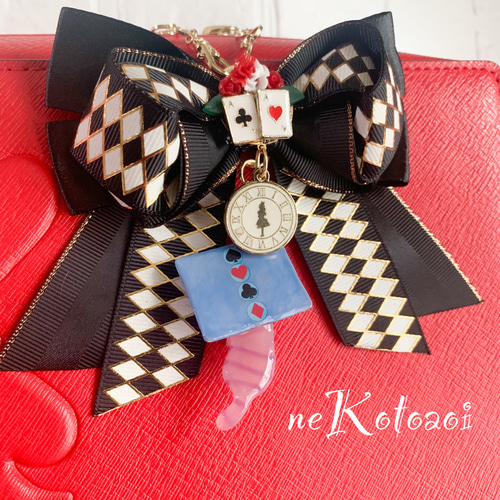 モノトーンダイヤのリボンチャーム 薔薇 ゴールド 絵本 不思議の国の