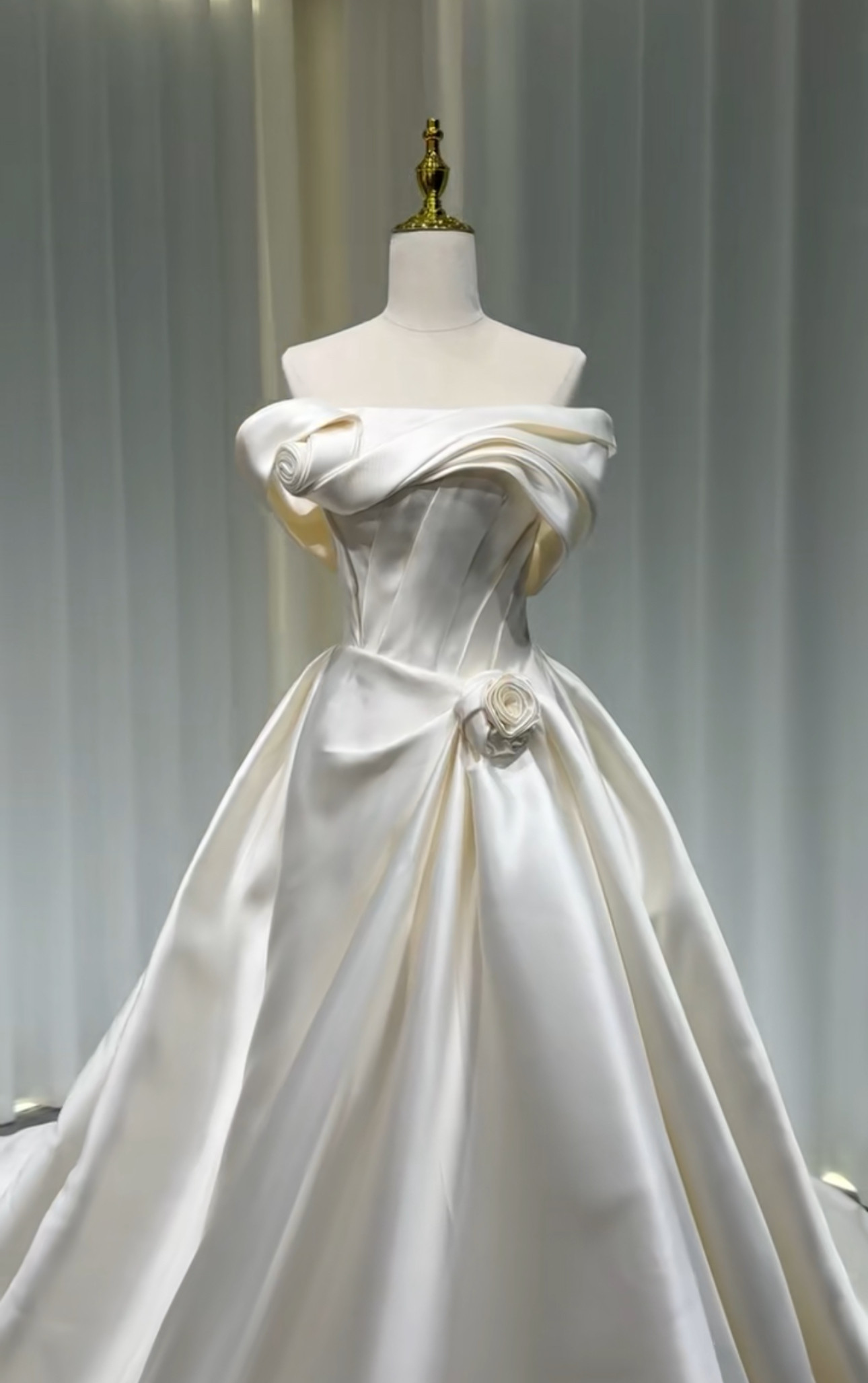 今すぐ買う！絶対後悔しない！高級サテン　オフホワイト　オフショルダー　フリル　エレガント　プリンセスライン　フレアースカ