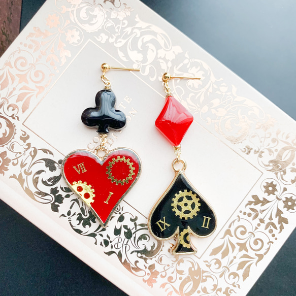 トランプ大ぶりピアス/イヤリング レジン 赤黒 歯車 数字 チェック