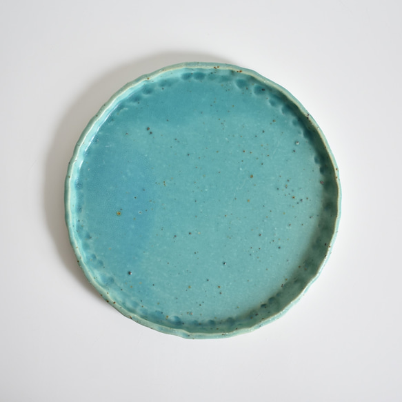縁がなみなみした丸いプレート大皿(水色/マット/点模様/白御影土) 大皿