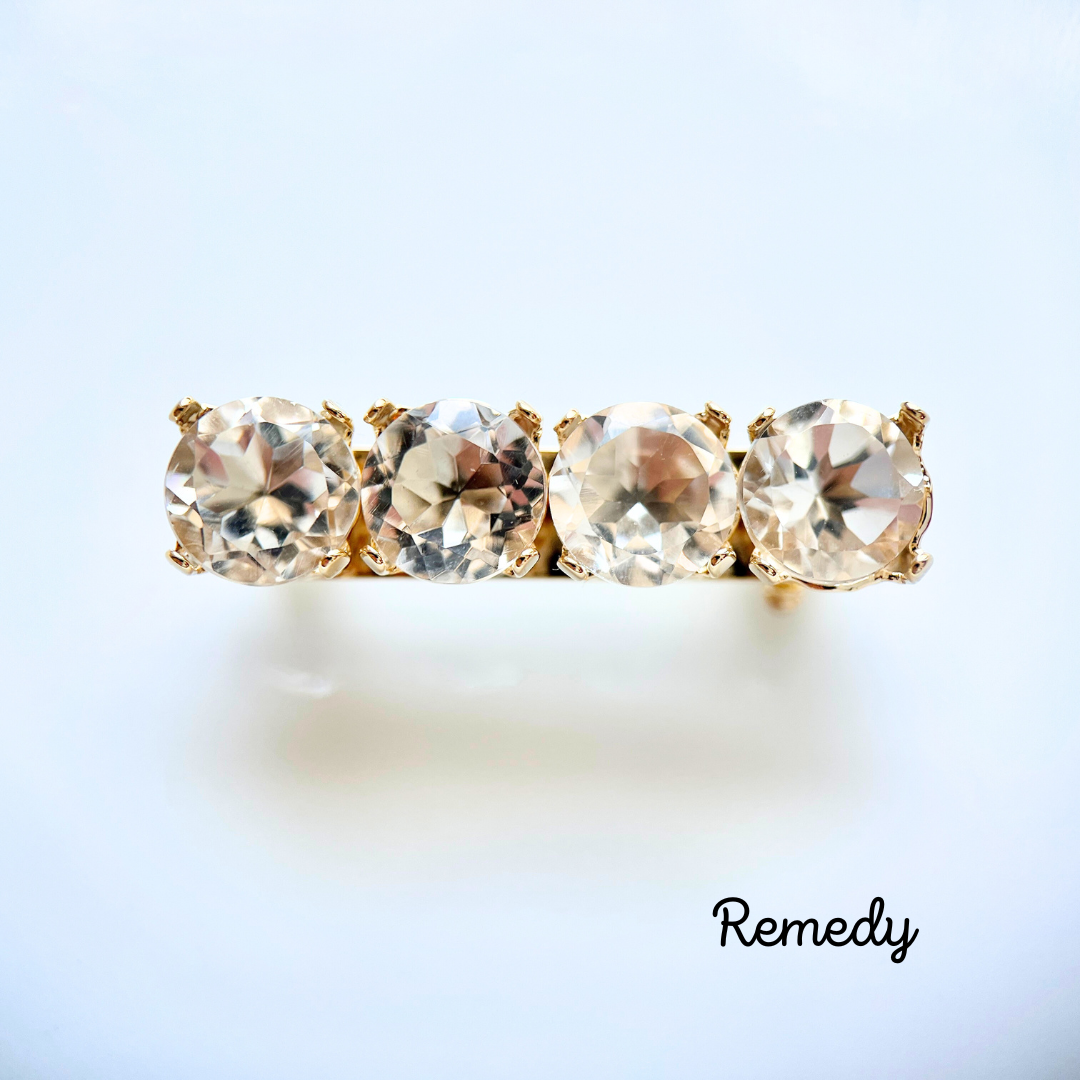 水晶(ロッククリスタル)のビジューなジュエリーブローチ 〜4月誕生石