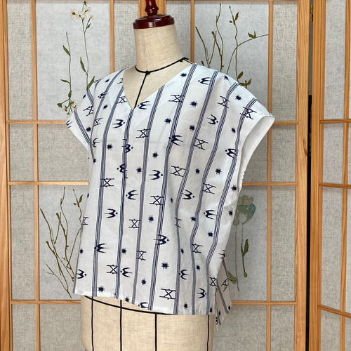 浴衣リメイク　四角ブラウス ブラウス 浴衣をリメイク 花文様 白・紺 b0011 / 古布 着物 着物