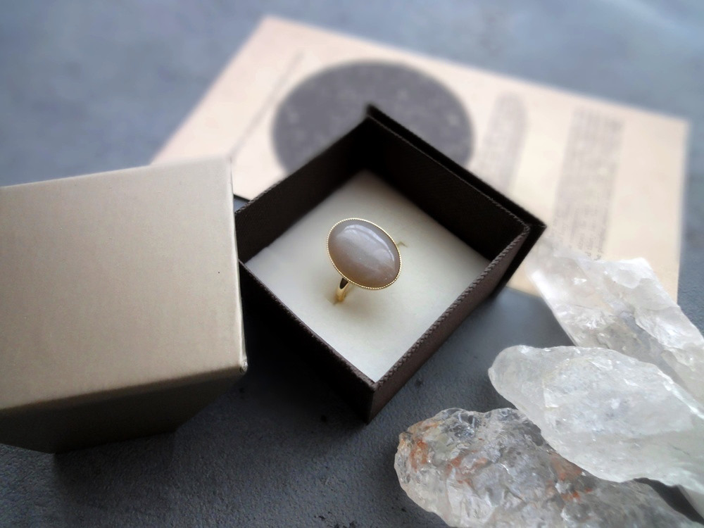 【石指定可】天然石の指輪 ■ シンプル 大粒オーバル ■ ブラウングレームーンストーン（長石）