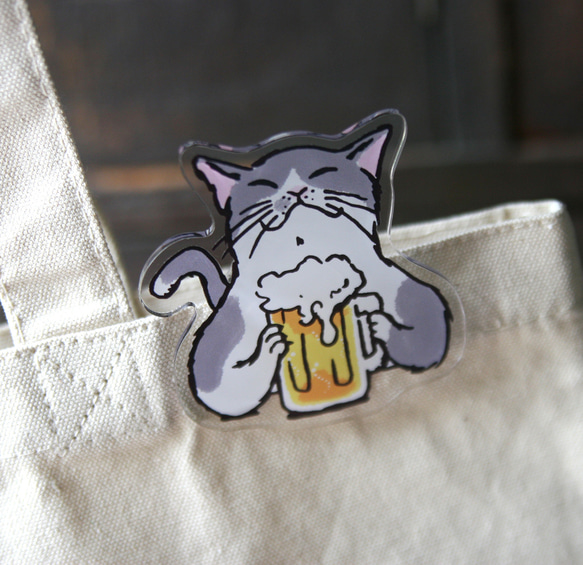 アクリルでかクリップ　猫がビールで乾杯 5枚目の画像