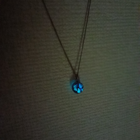 マリンブルーを詰め込んだ一粒ネックレス(ホタルガラス) 4枚目の画像