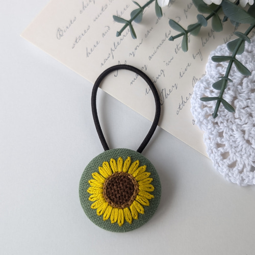 ひまわり刺繍☆2.7センチくるみボタンヘアゴム2点 ひまわり刺繍☆2.7