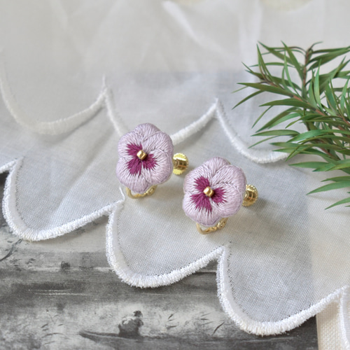 ビオラ ピアス/イヤリング 刺繍 紫 シンプル 小ぶり 花モチーフ