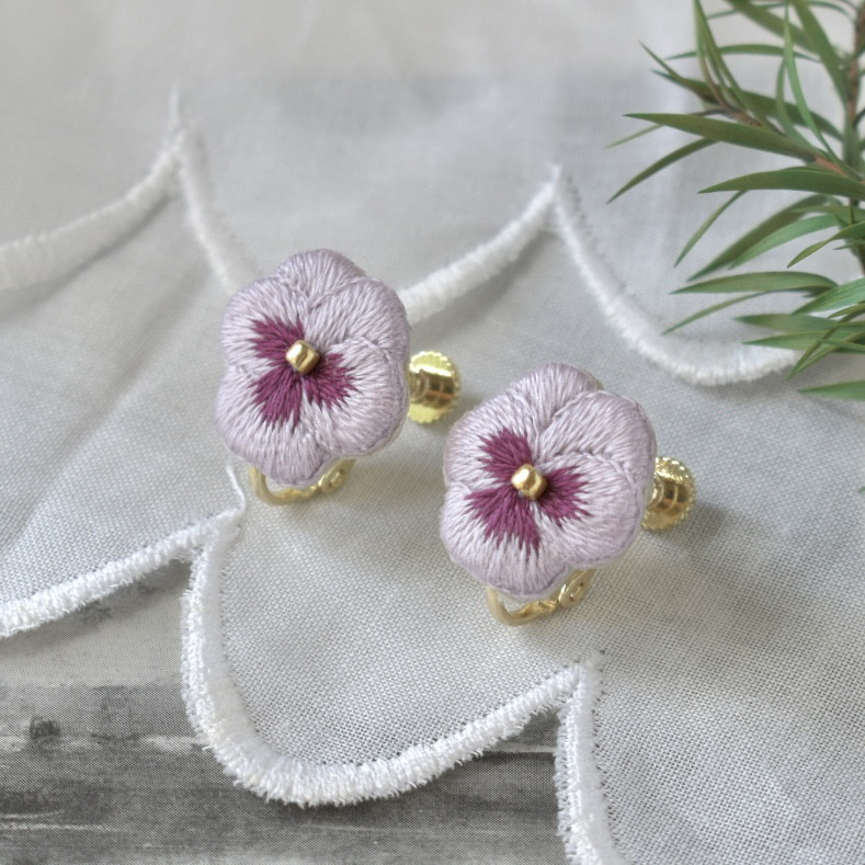再12　花　刺繍　花びら　ピアス　イヤリング　ビジュー　ビオラ　ワッペン　青 再12　花　刺繍　花びら　ピアス　イヤリング　ビジュー　ビオラ　ワッペン　青