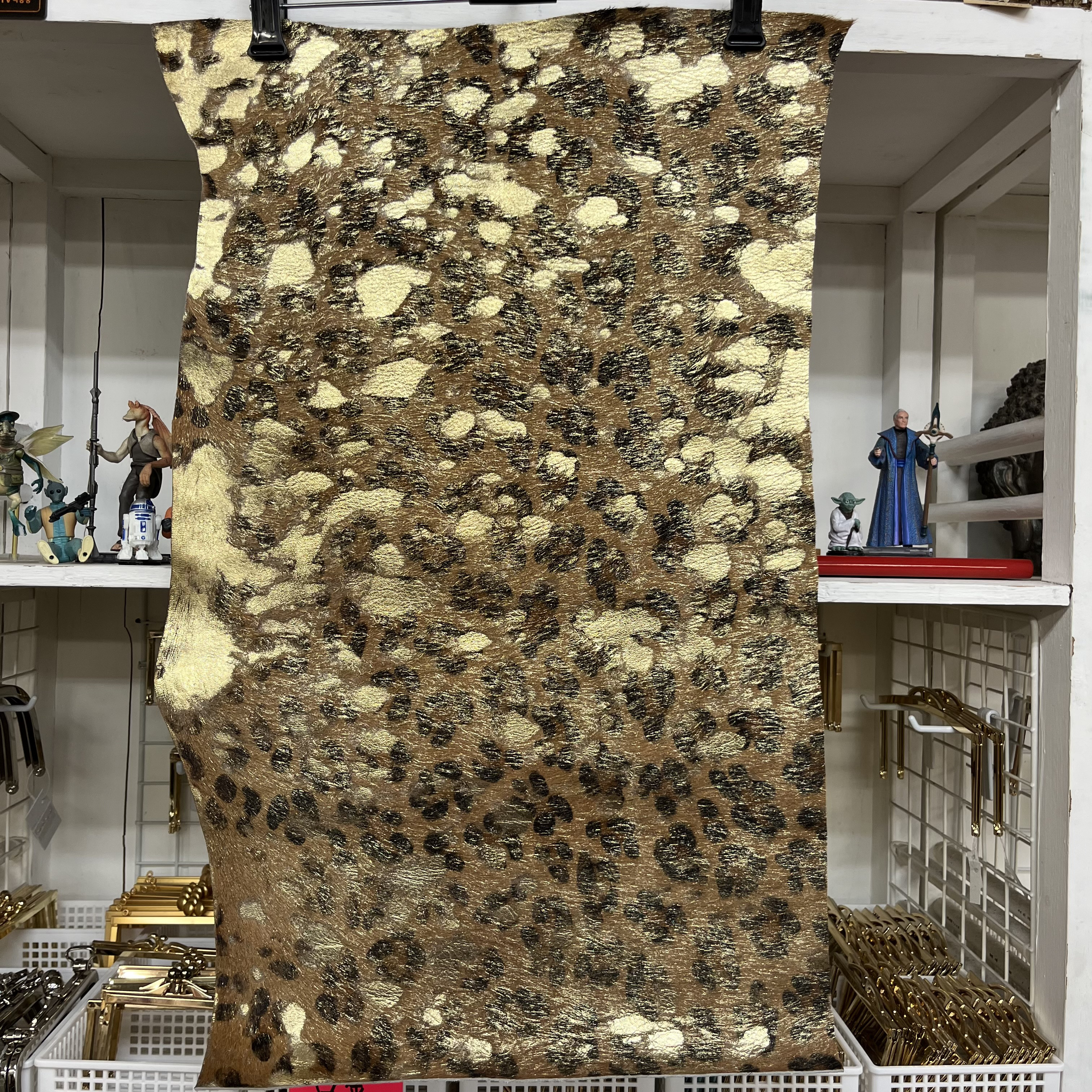 牛革・毛皮　ヒョウ柄　ゴールド加工　３５×６０㎝