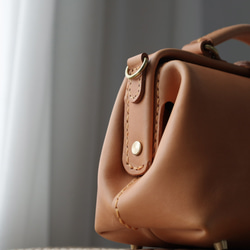 12色展開！大人気！横型がま口バッグ 手作りのレザーショルダーバッグレディース 総手縫い 8枚目の画像