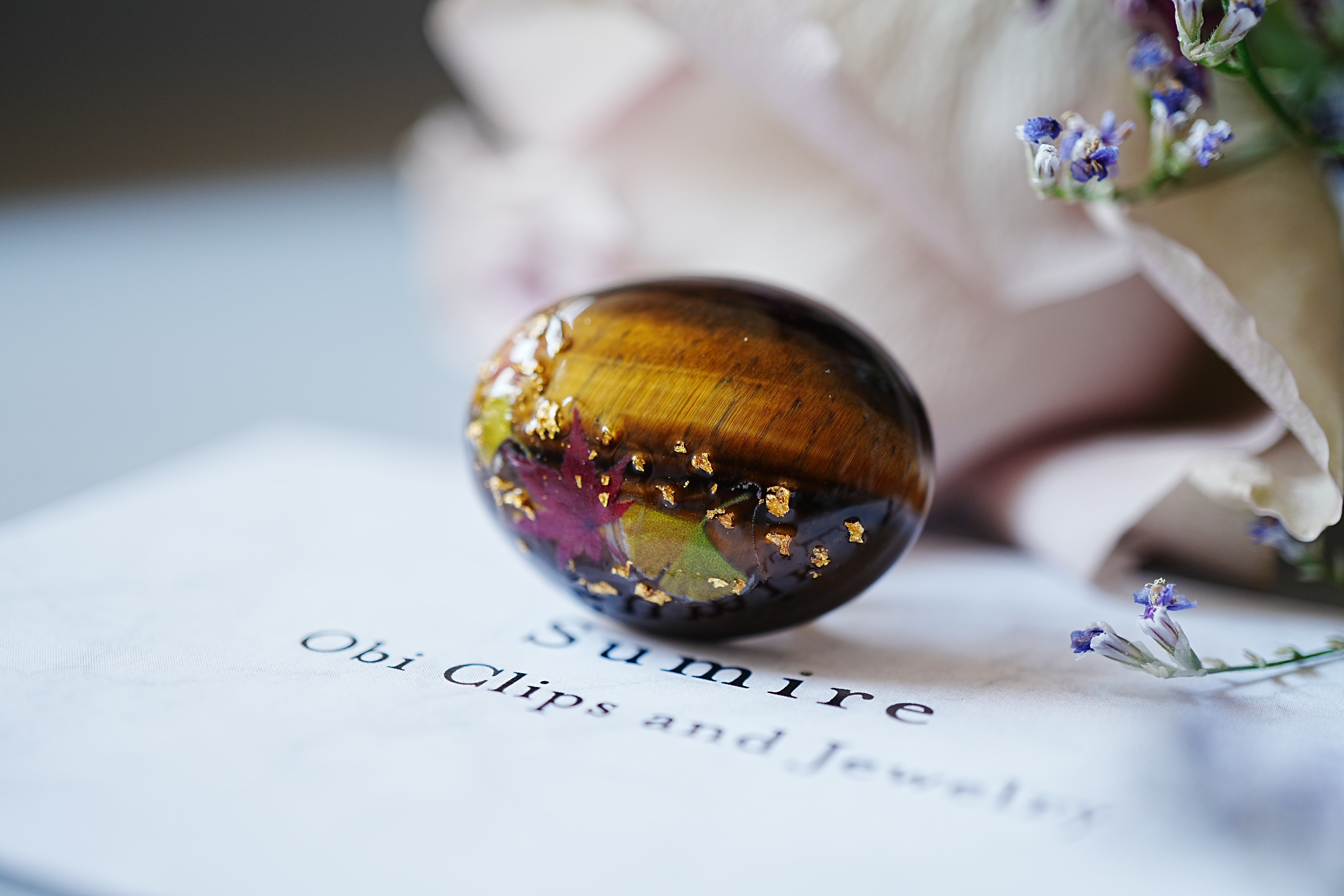 天然石タイガーアイと紅葉の帯留め　日本の秋2024 金箔 24k ポニーフック　ブローチ