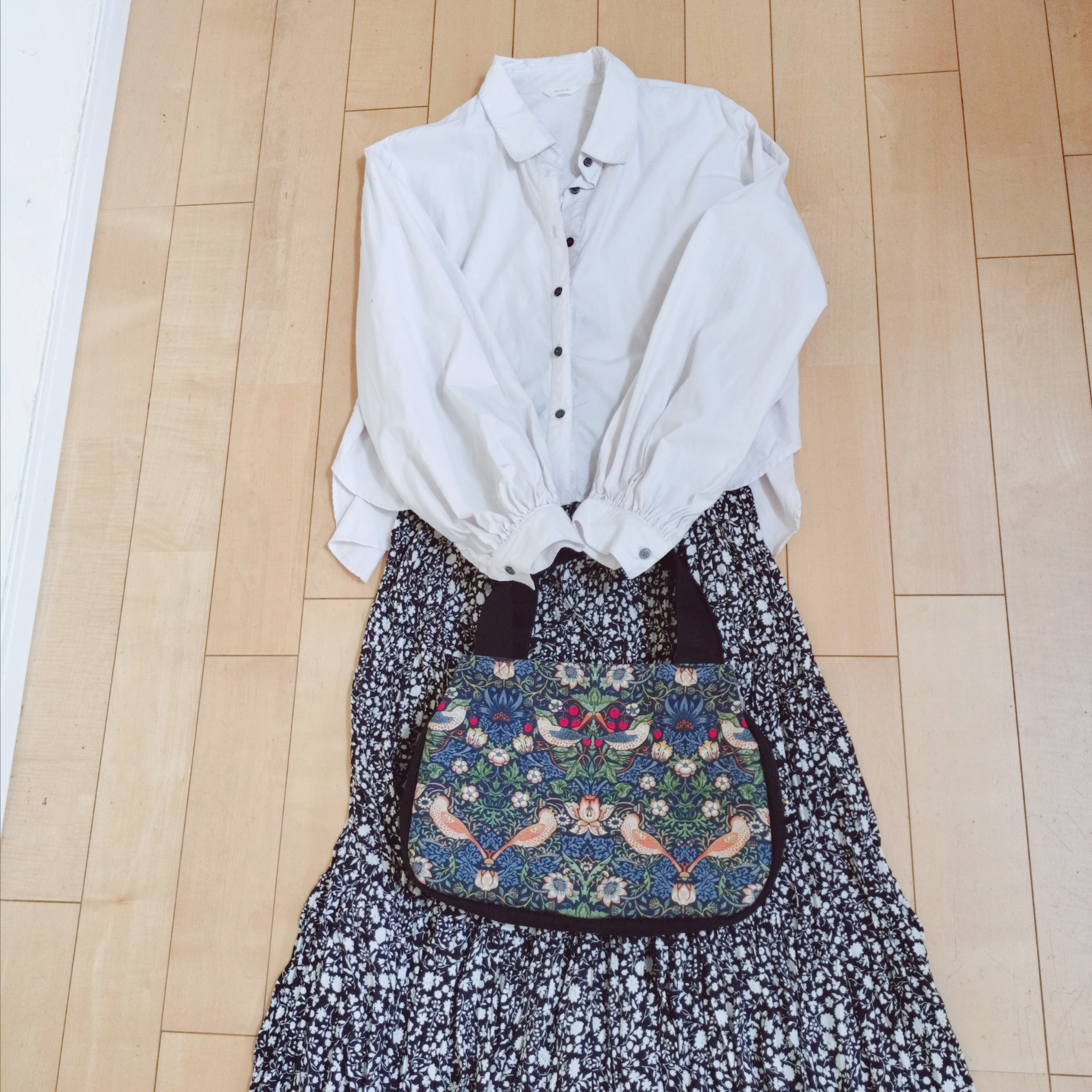 クラシカルな大人トート / いちご泥棒・ネイビー×国産帆布ブラック