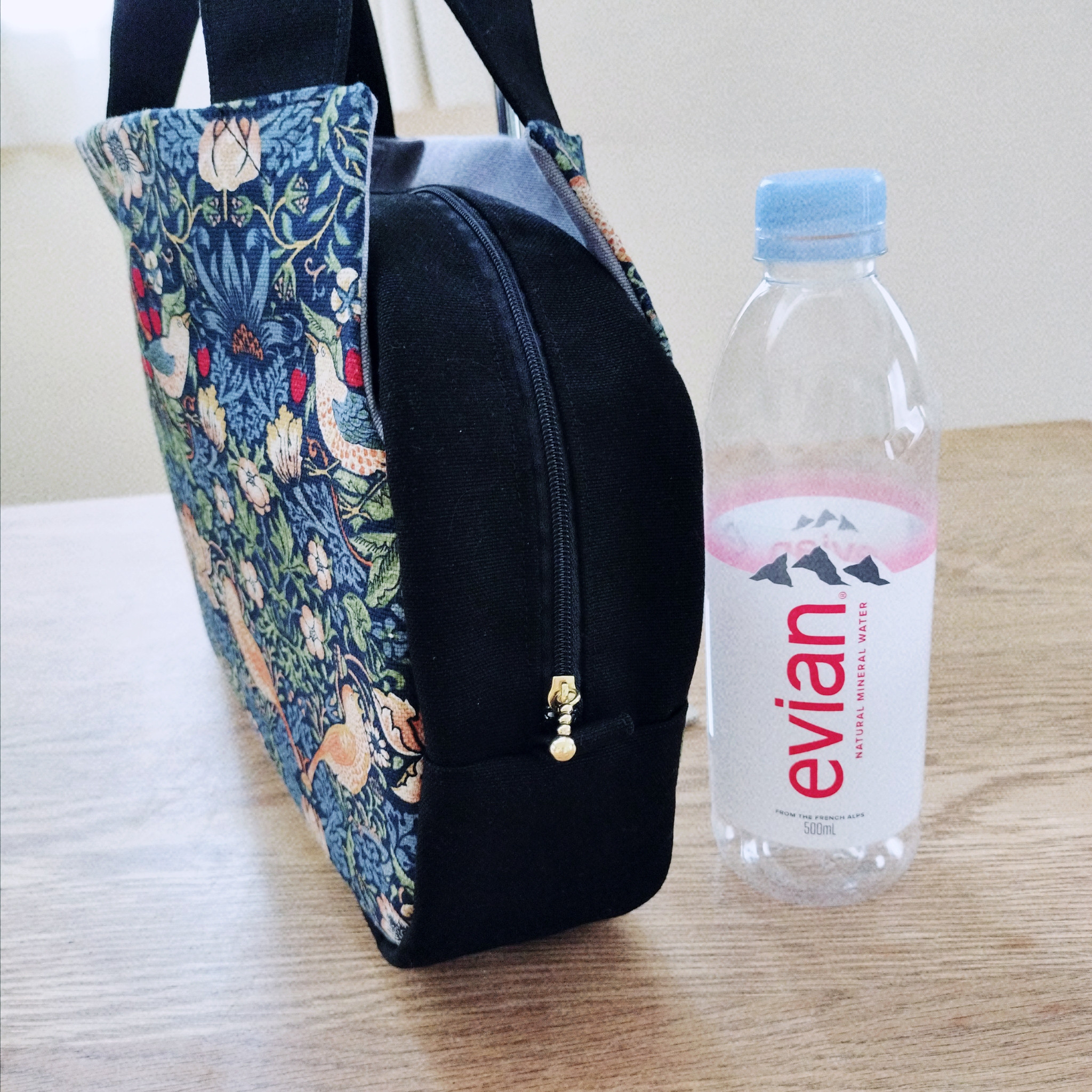 クラシカルな大人トート / いちご泥棒・ネイビー×国産帆布ブラック