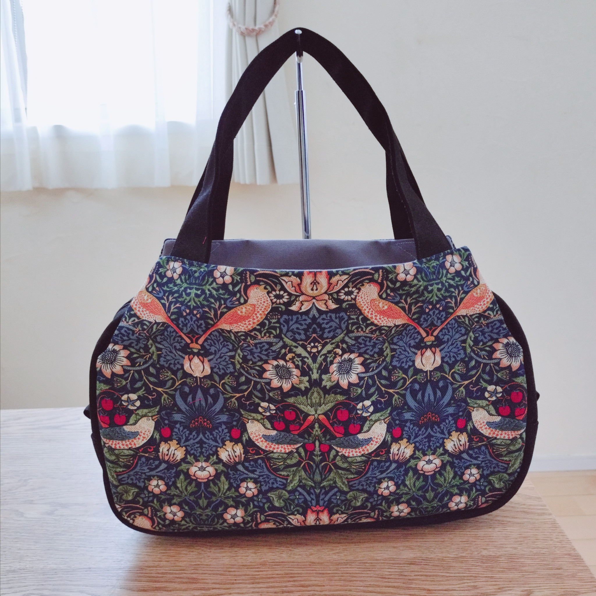 クラシカルな大人トート / いちご泥棒・ネイビー×国産帆布ブラック