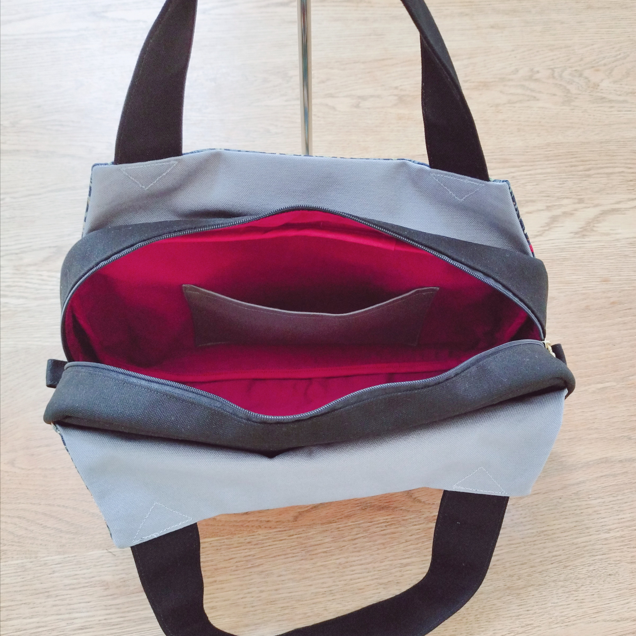 クラシカルな大人トート / いちご泥棒・ネイビー×国産帆布ブラック