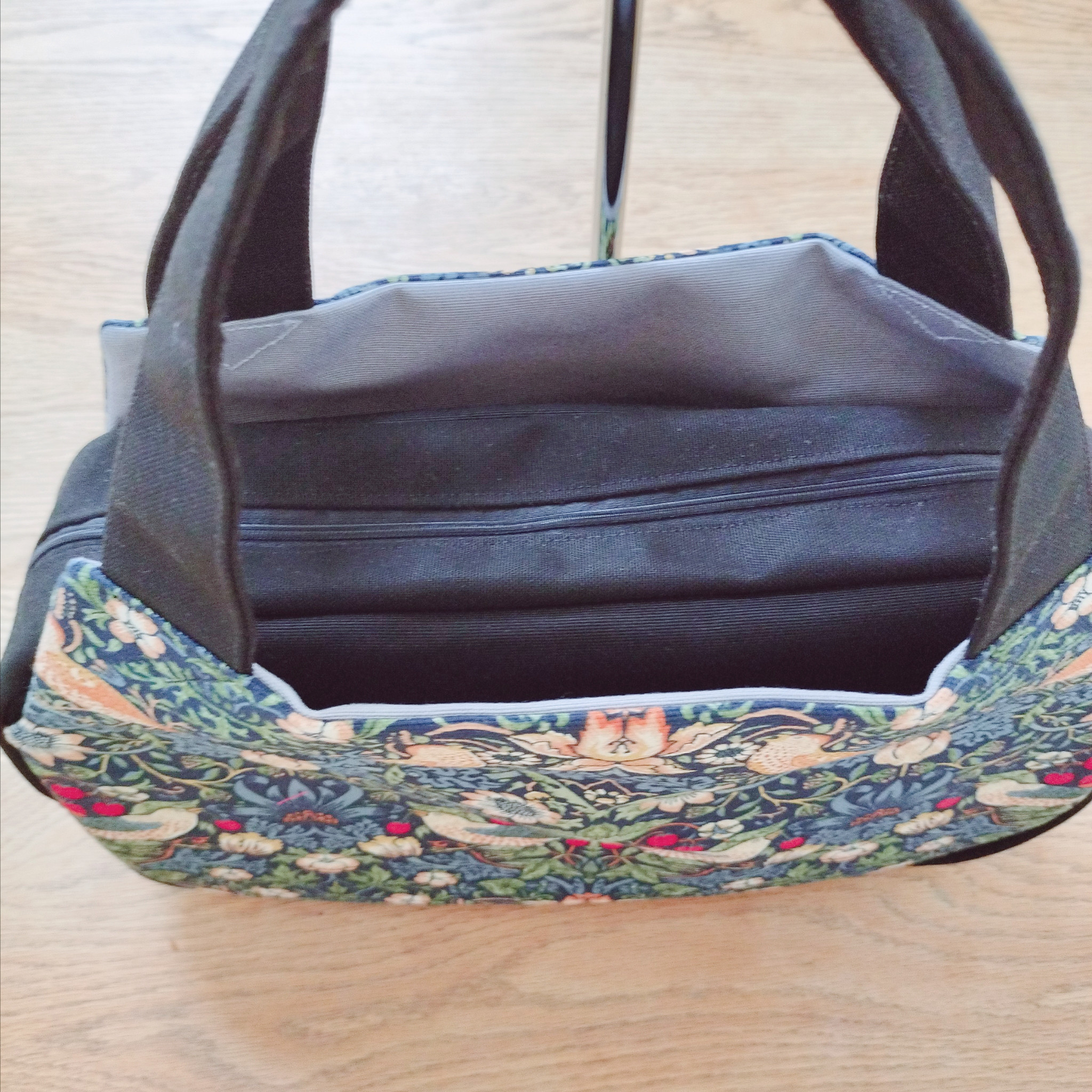 クラシカルな大人トート / いちご泥棒・ネイビー×国産帆布ブラック