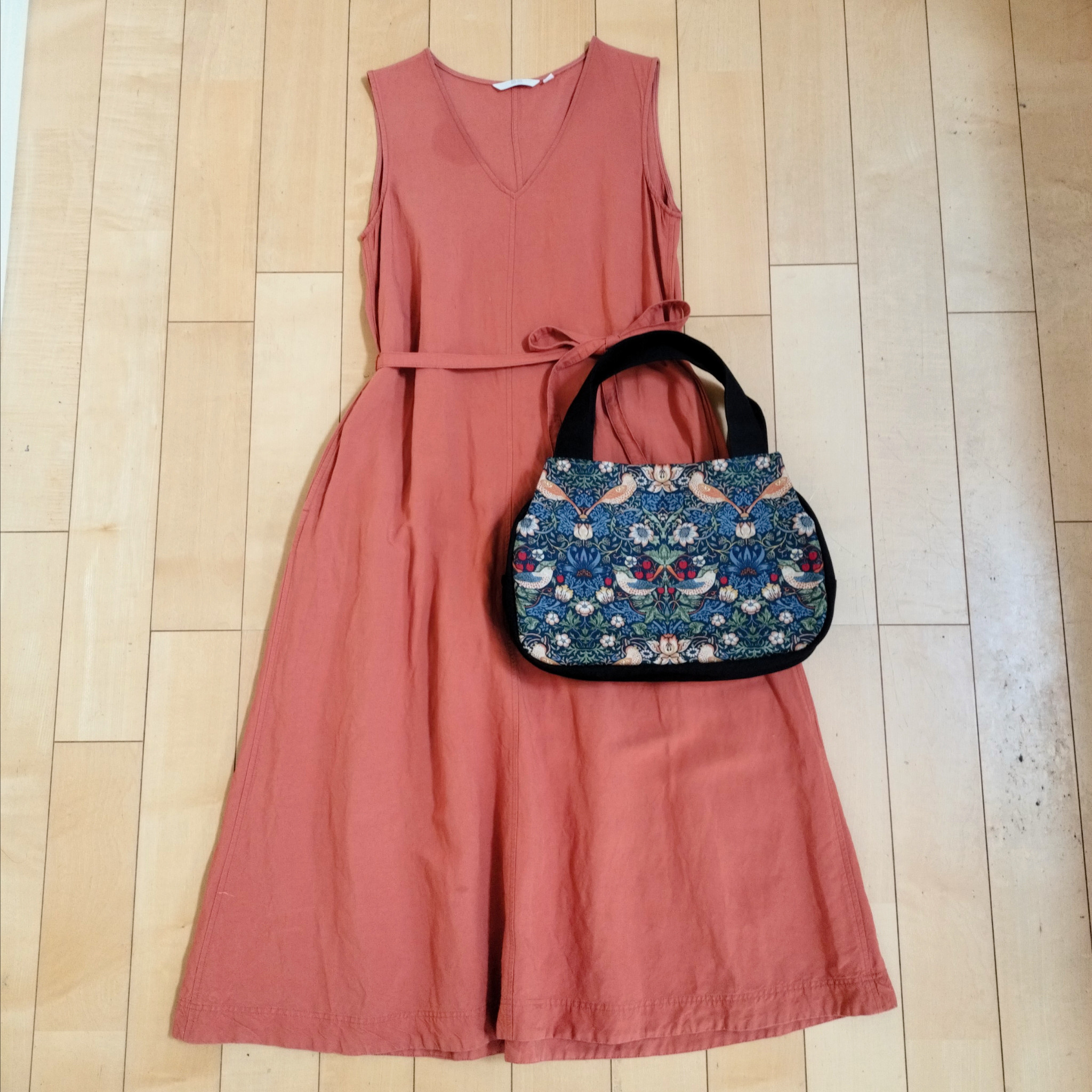 クラシカルな大人トート / いちご泥棒・ネイビー×国産帆布ブラック