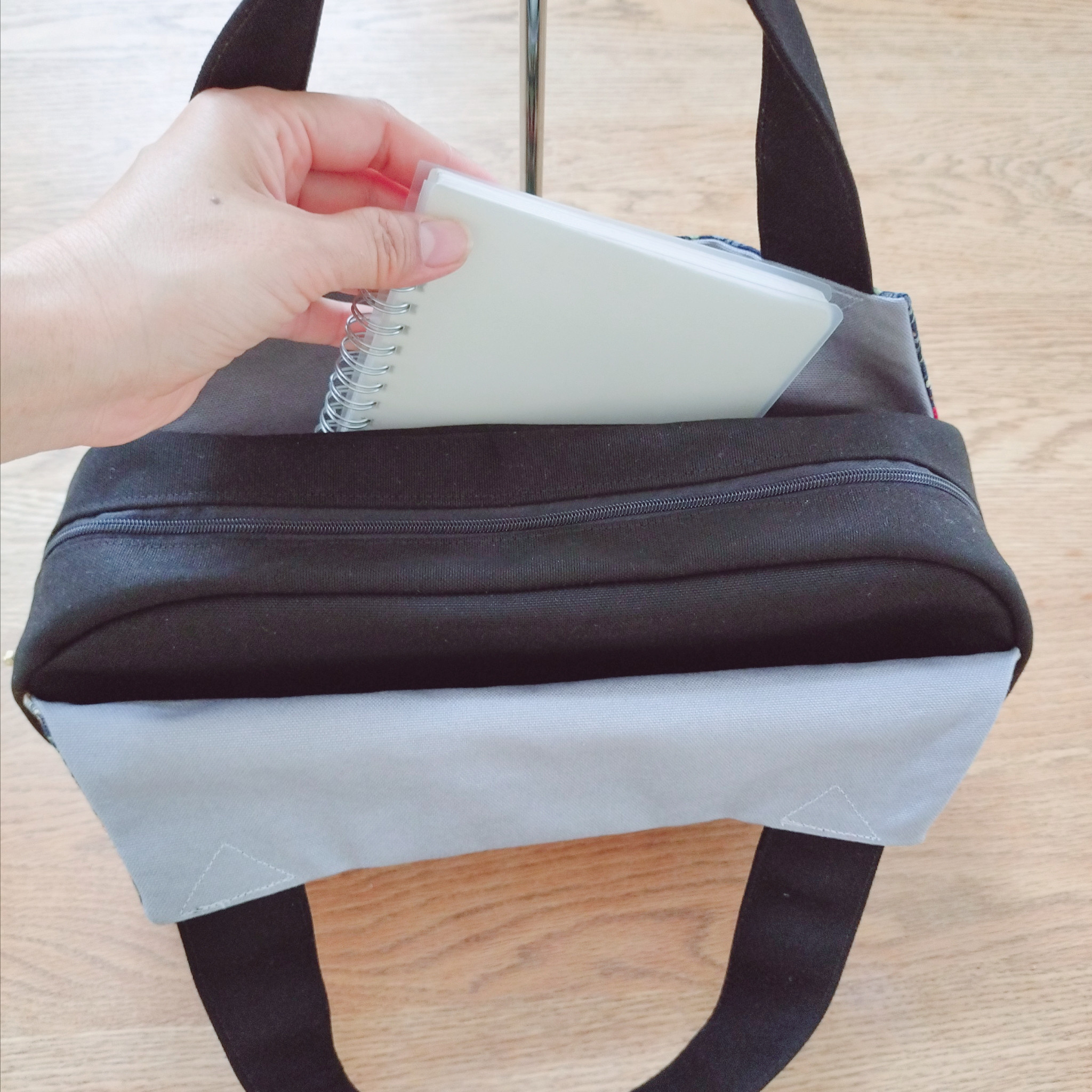 クラシカルな大人トート / いちご泥棒・ネイビー×国産帆布ブラック