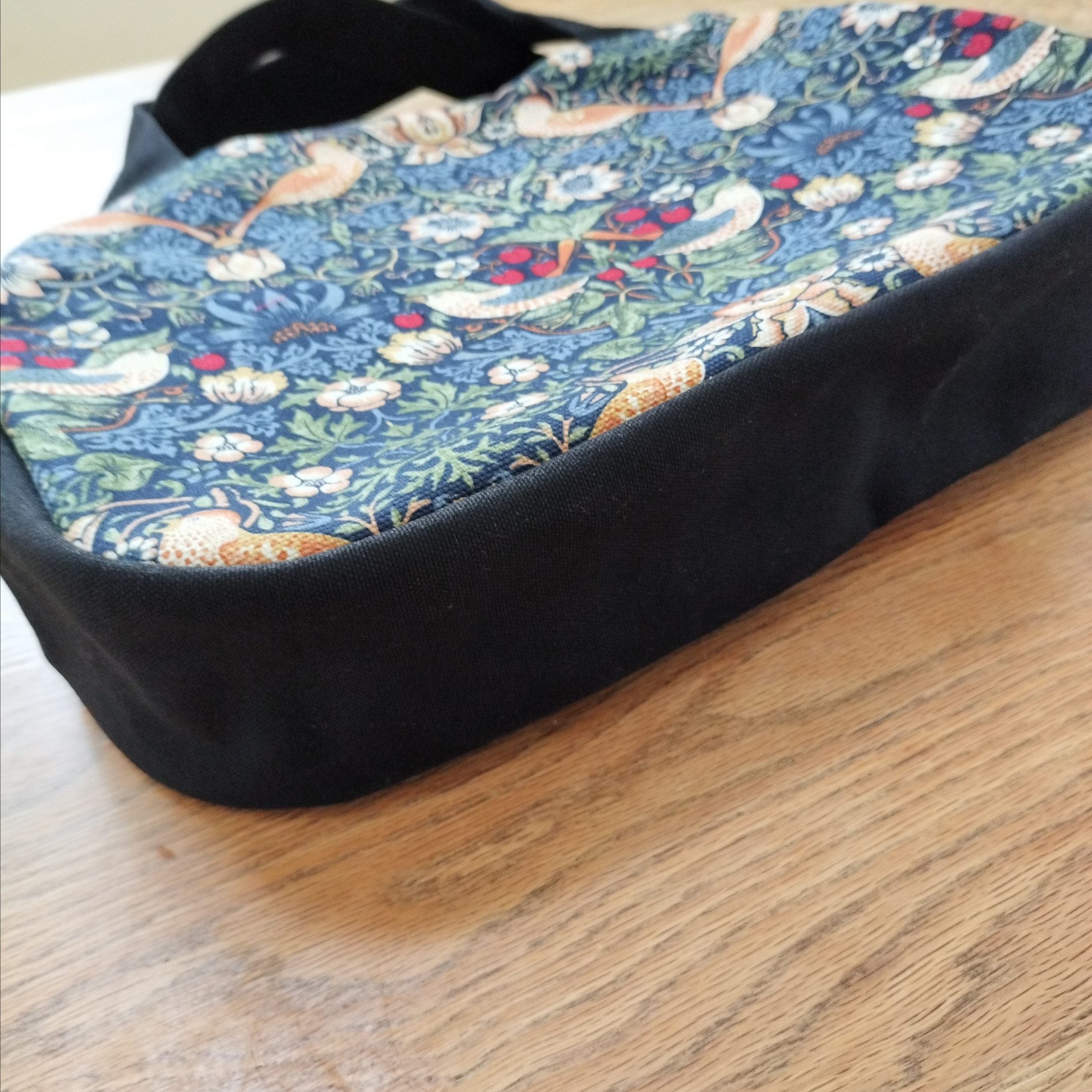 クラシカルな大人トート / いちご泥棒・ネイビー×国産帆布ブラック