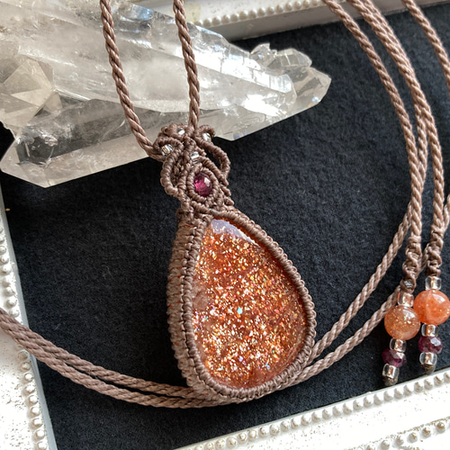 レアカラーサンストーンのマクラメネックレス レアカラーサンストーンのマクラメネックレス レアカラーサンストーン