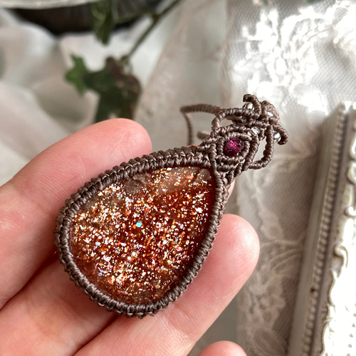 フローライト＆ガーネットのマクラメ編みネックレス　ペンダント　天然石 サンストーン マクラメ編みネックレス・マクラメネックレス ネックレス